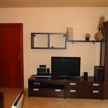 Stylish Two Bedroom Апартамент