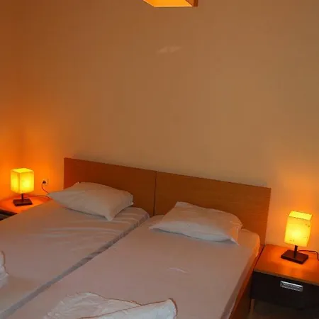 Stylish Two Bedroom Апартамент *