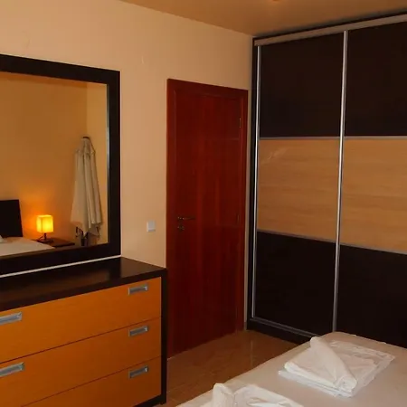 Stylish Two Bedroom Апартамент